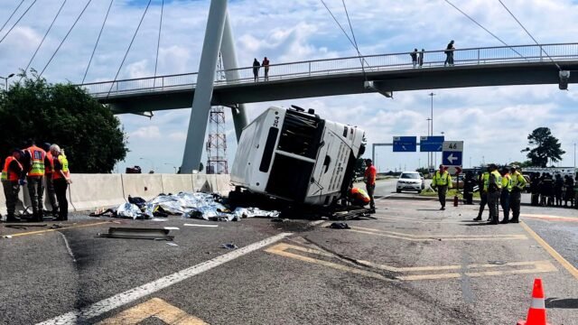 Bus membalik di jalan raya di Afrika Selatan, menewaskan 12 dan melukai lusinan | Berita Dunia
