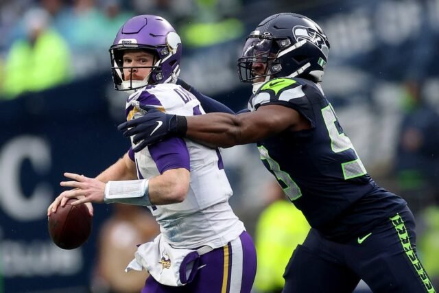 Di Sam Darnold, Seahawks mendapatkan QB yang lebih muda, lebih murah. Itu tidak masalah kecuali mereka mendukungnya
