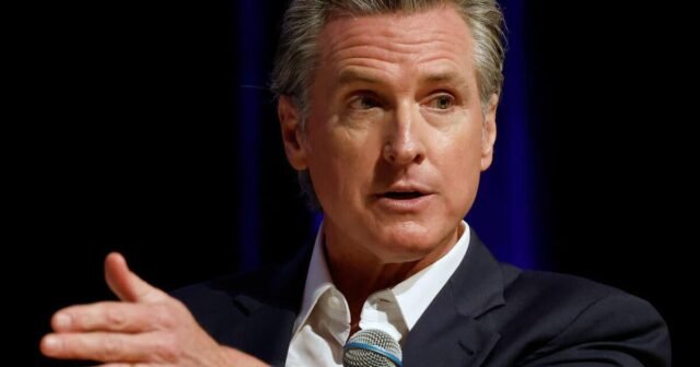 Gavin Newsom terpecah dengan Demokrat pada atlet transgender, menyebutnya "sangat tidak adil"
