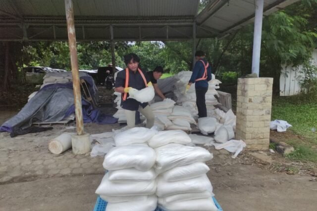 Jakarta telah membubarkan 12 ton garam untuk mengantisipasi hujan lebat
