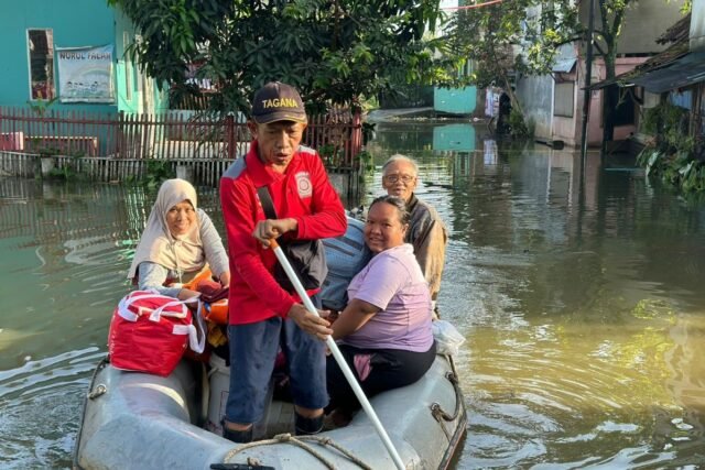 Kementerian membagikan bantuan untuk korban banjir bandung
