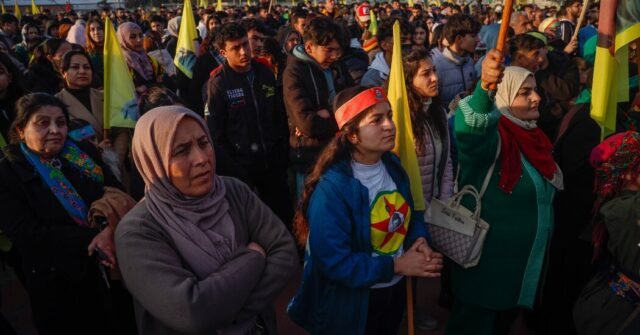 Pejuang Kurdi memanggil gencatan senjata, tetapi Turki terus melakukan pemogokan yang mematikan
