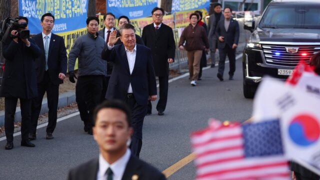 Presiden Yoon yang dimakzulkan Korea Selatan dibebaskan dari penjara
