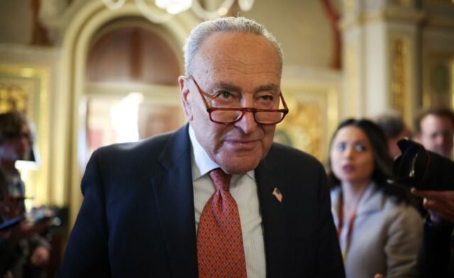 Schumer mencegah shutdown - dan memicu pemberontakan
