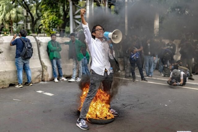 Siswa Panggung 'Dark Indonesia' Protes sebagai Pemotongan Pengeluaran Prabowo Subianto melanda pendidikan
