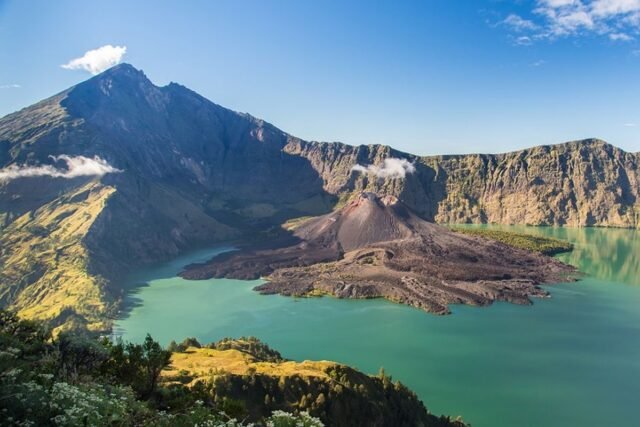 Tiga wisatawan Australia masuk daftar hitam untuk hiking Gunung Rinjani ilegal
