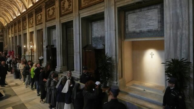 Katolik setia memberi penghormatan kepada Paus Francis saat makamnya dibuka untuk umum di Basilika Roma
