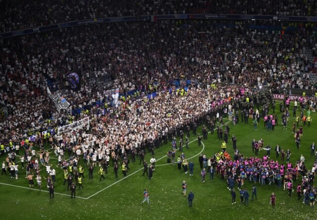 Ribuan penggemar PSG menyerang pitch dan menghancurkan gol setelah kemenangan final Liga Champions yang menakjubkan atas Inter Milan
