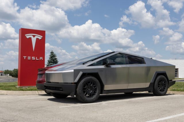 Surplus tempat parkir banjir teslas di pinggiran kota Detroit
