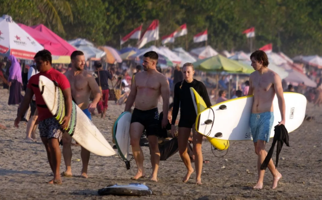 Turis asing yang bekerja secara ilegal di Bali, penduduk setempat kesal!
