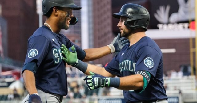 Cal Raleigh, Julio Rodriguez Homer sebagai Mariners Surge Untuk Menang Lebih dari Kembar

