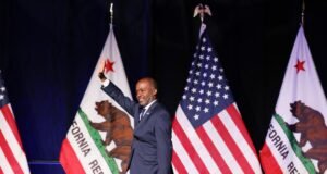 Dengan Harris di sampingan, kandidat Demokrat untuk loyalis Partai Gubernur California Dengan Harris di sampingan, kandidat Demokrat untuk loyalis Partai Gubernur California