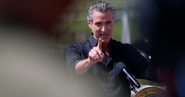 Gubernur California Gavin Newsom mengatakan dia akan menuntut administrasi Trump karena menggunakan Pengawal Nasional ke Los Angeles
