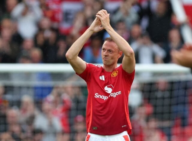 Legenda Man Utd Jonny Evans di ambang pekerjaan baru hanya beberapa hari setelah pensiun dengan pemenang Prem menawarkan peran yang berpengaruh
