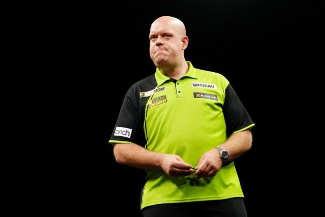 Michael Van Gerwen membuat perubahan besar saat ia kembali ke anak panah untuk pertama kalinya sejak mengumumkan perceraian
