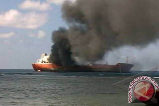 Pemadam kebakaran galangan kapal Batam Indonesia mengenai kapal tanker minyak, 7 orang terpengaruh
