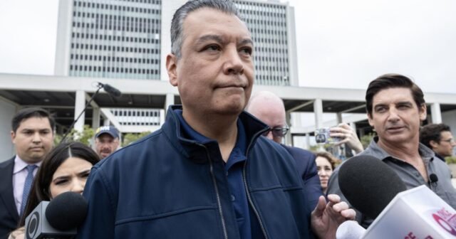 Perselisihan Alex Padilla ditangkap dalam video tetapi masih terlihat melalui lensa politik
