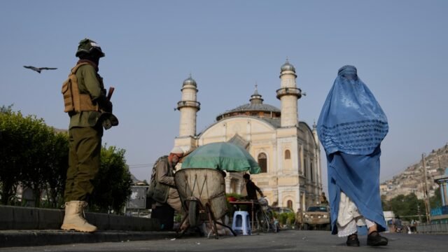 Seorang pejabat tinggi Taliban menawarkan amnesti kepada orang Afghanistan yang melarikan diri dari negara itu dan mendesak mereka untuk kembali
