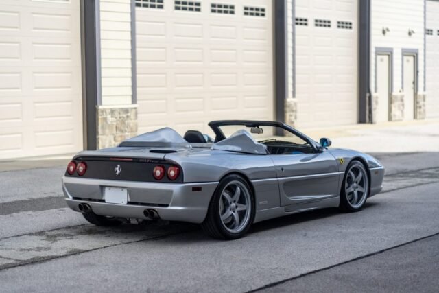 Shaquille O'Neal memotong ferrari menjadi dua sehingga dia bisa masuk ke dalamnya
