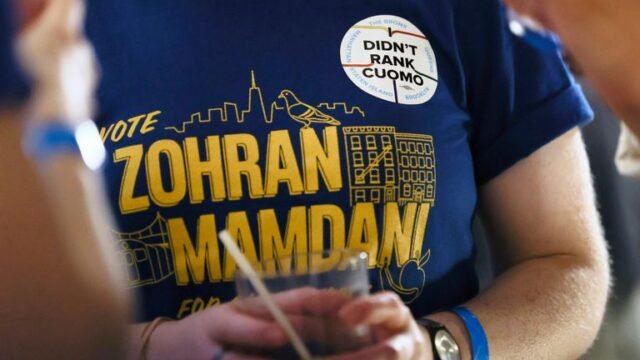 Zohran Mamdani: Sosialis memenangkan primer walikota Demokrat Kota New York dalam hasil kejutan - mengalahkan Andrew Cuomo | Berita AS
