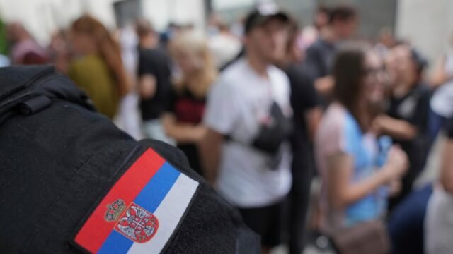 Bentrokan polisi dengan pengunjuk rasa anti-pemerintah di Serbia atas pengusiran siswa
