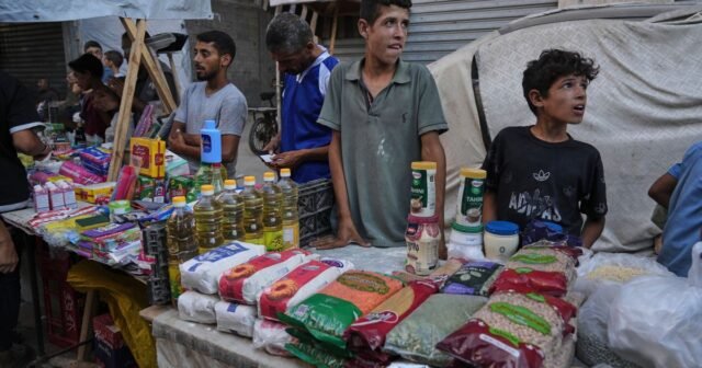 Geng dan pedagang menjual bantuan makanan di Gaza, di mana ofensif Israel telah menghancurkan keamanan
