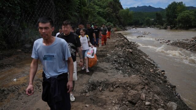Hujan deras menyebabkan banjir, evakuasi dan setidaknya 38 kematian di sekitar wilayah Beijing
