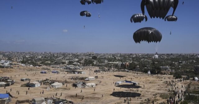 Mengapa tidak cukup makanan yang menjangkau orang -orang di Gaza bahkan setelah Israel meredakan blokade
