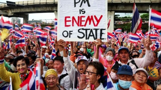 Thai PM Paetongtarn Shinawatra ditangguhkan di tengah kemarahan atas panggilan telepon yang bocor | Berita Dunia
