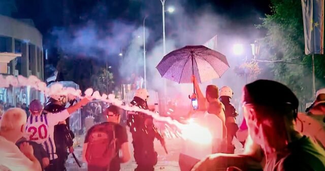 Bentrokan meletus pada protes anti-pemerintah Serbia, dengan lusinan terluka
