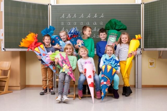 Anak -anak Jerman pergi ke sekolah dengan kerucut raksasa. Inilah alasannya.
