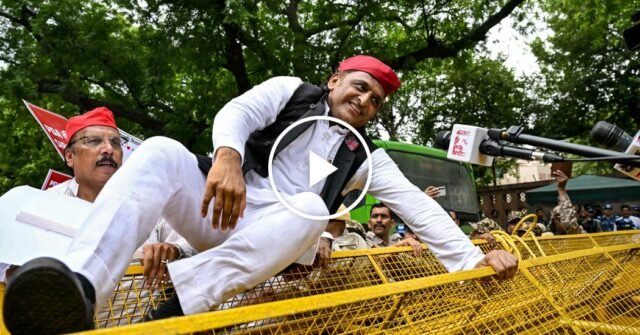 Anggota parlemen India ditahan karena memprotes 'penyimpangan pemilu'
