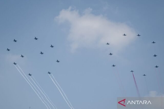 Angkatan Udara Indonesia melukis '80' di langit untuk Hari Kemerdekaan
