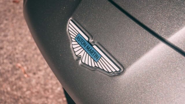 Aston Martin menjual saham tim F1 dan mungkin menjadi pribadi
