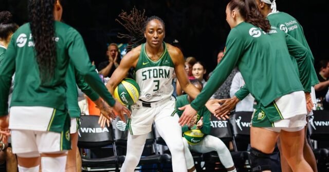 Badai datang pendek dalam kerugian ganda ke percikan api di film thriller WNBA
