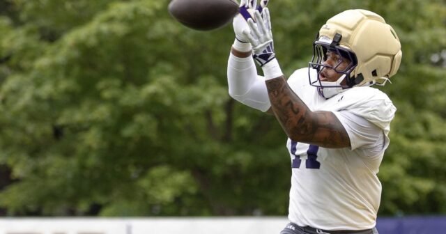 Bagaimana Linebacker UW Deven Bryant menonjol di Husky Fall Camp
