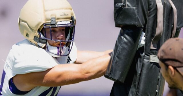 Bagaimana UW's Hayden Moore menyesuaikan diri untuk memposisikan perubahan ke edge rusher
