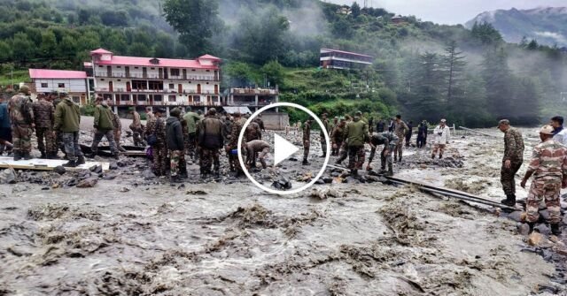 Banjir bandang menghancurkan desa Himalaya di India
