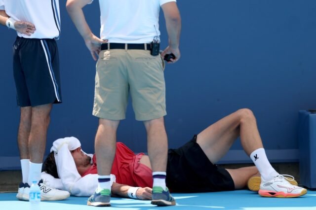 Bintang tenis runtuh di lapangan karena panas dalam adegan yang mengkhawatirkan sebelum dipaksa pensiun di Cincinnati Open
