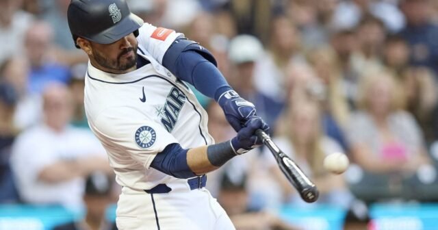Eugenio Suárez homers untuk mendukung permata Bryan Woo dalam kekalahan Mariners dari White Sox
