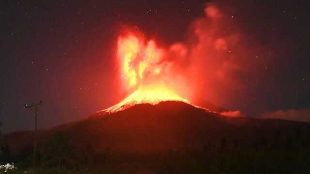 Gunung Lewotobi Laki Laki di Indonesia meletus lagi, memuntahkan gumpalan abu raksasa bermil -mil jauhnya
