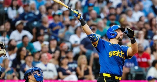 Homer Bersejarah Raleigh, Mammoth Blast Power Mariners Past Rangers Young
