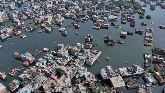 India Banjir Flash: Perlombaan untuk menemukan orang yang selamat setelah setidaknya empat tewas ketika rumah dan hotel hancur | Berita Dunia
