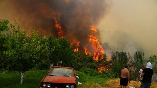 Kebakaran hutan Eropa membunuh setidaknya tiga karena pekerja bar Inggris bergabung dengan upaya darurat di Pulau Yunani | Berita Dunia

