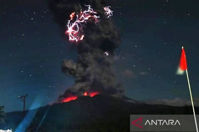 Letusan mendadak kemungkinan di Gunung Lewotobi, peringatkan resmi
