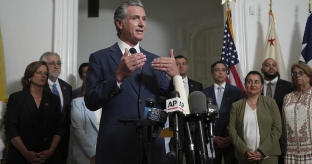 Newsom memperingatkan Trump tentang redistricting negara merah: 'bermain dengan api'
