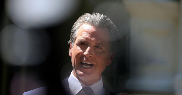 Newsom menjadi tuan rumah Texas Demokrat yang melanggar kuorum atas redistricting, kata California "akan membatalkan" aksi GOP di Texas

