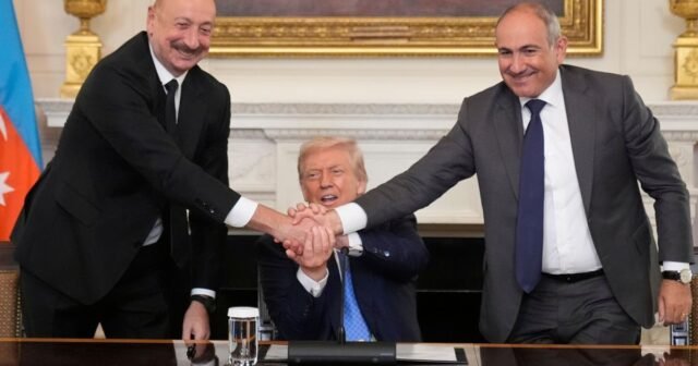 Orang Armenia dan Azerbaijan menyapa kita menengahi kesepakatan damai dengan harapan tetapi juga hati-hati
