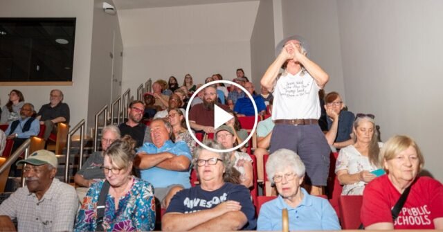 Pemilih Boo Nebraska Kongres Republik di Balai Kota
