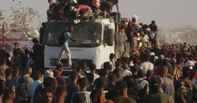 Pengemudi truk bantuan Gaza menghadapi bahaya yang meningkat dari kerumunan yang putus asa dan geng bersenjata
